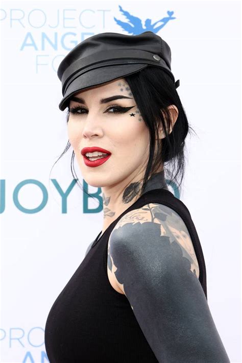 why is kat von d covering her tattoos|Kat Von D says shes spent almost 40 hours blacking。